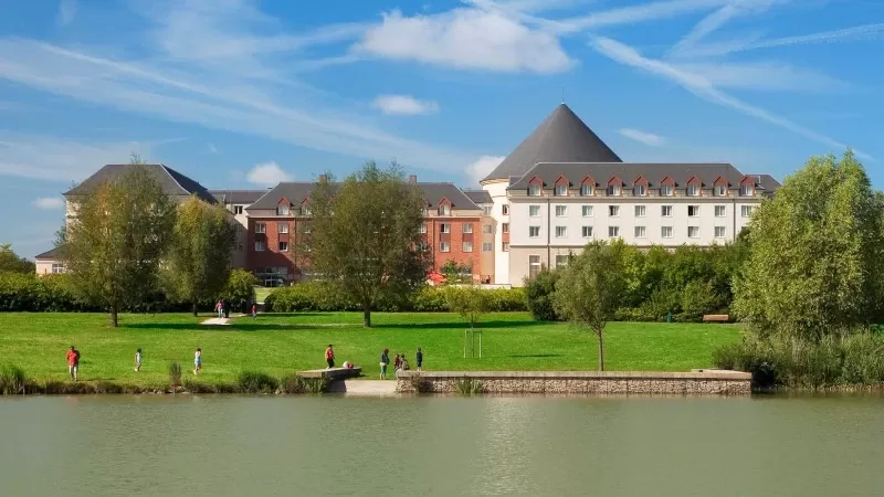 Best Ways to Get from Charles de Gaulle to Vienna House Magic Circus